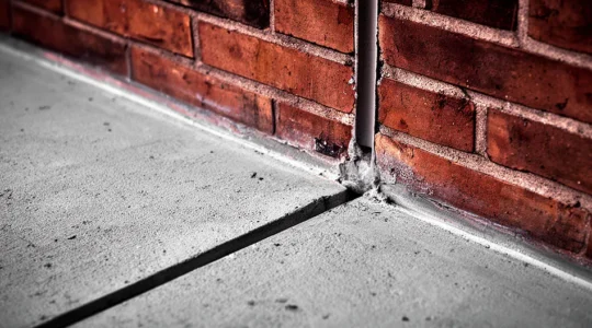 Vue thermographique d'une jonction dalle-façade montrant les déperditions de chaleur en dégradé coloré