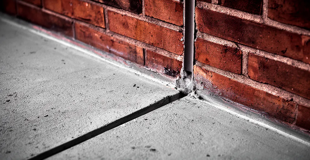 Vue thermographique d'une jonction dalle-façade montrant les déperditions de chaleur en dégradé coloré