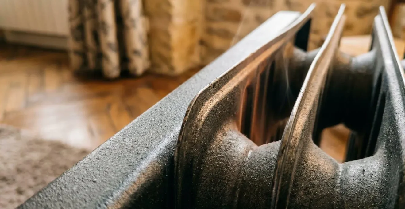 Gros plan sur un radiateur à inertie moderne dans un intérieur français avec thermostat digital